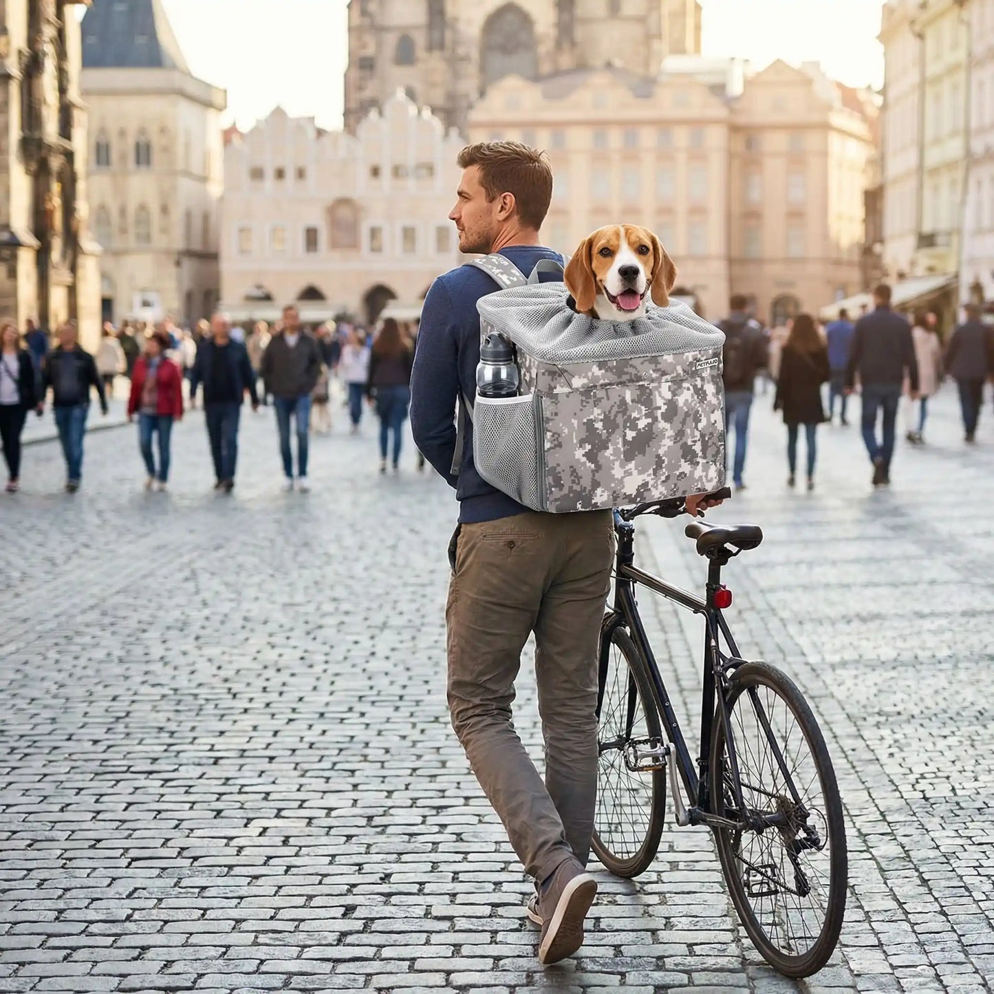 cyclotouriste marcheur avec petit chien jack russel dans panier pour velo chien transformable sac a dos
