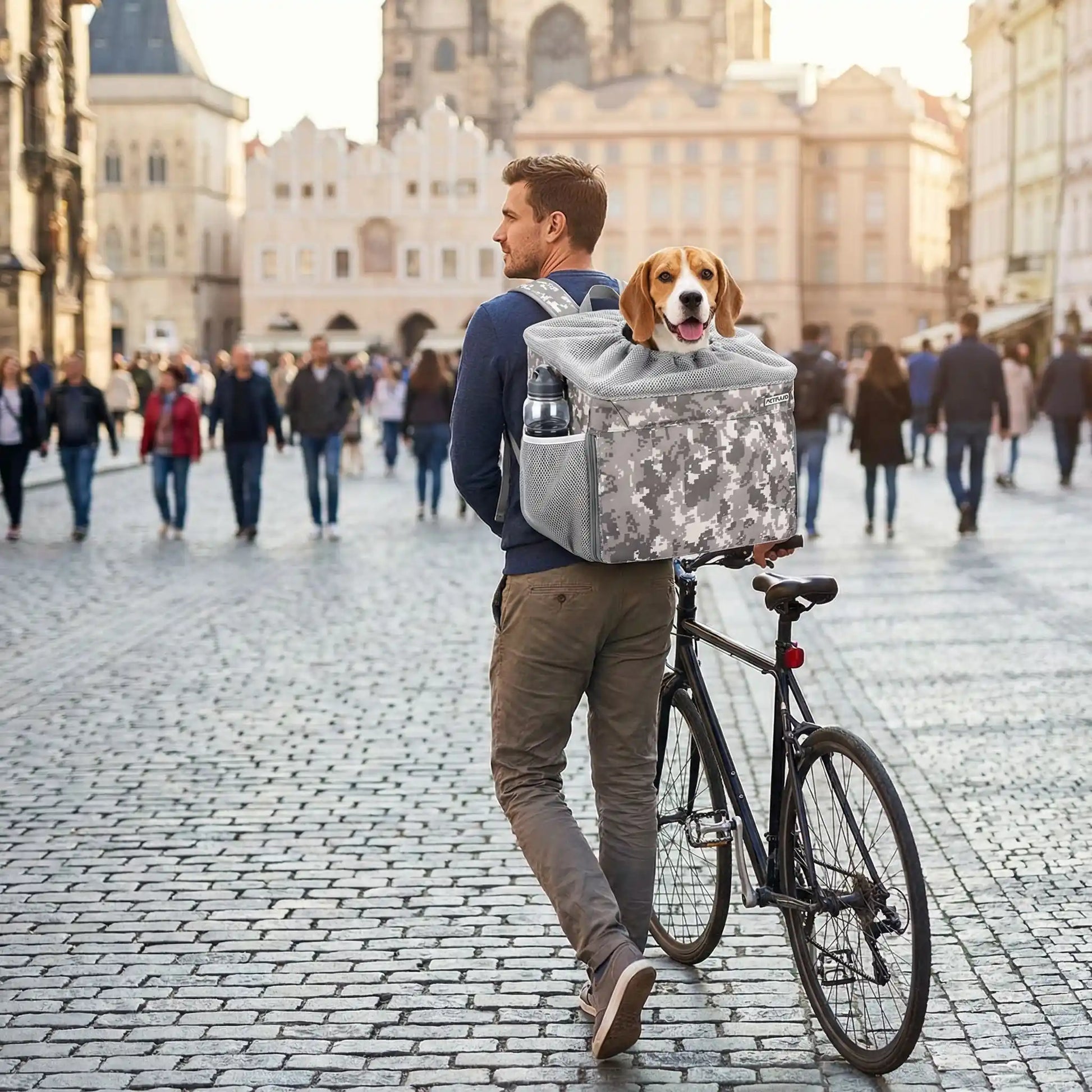 cyclotouriste marcheur avec petit chien jack russel dans panier pour velo chien transformable sac a dos