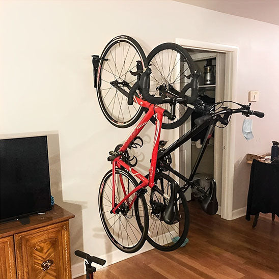 deux velo suspendu verticalement aligner par support velo incluant guide alignement elimine balancement velo