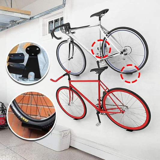 deux velos a l horizontal superposer sur mur blanc par support mural velo trois points d appuis