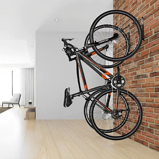 deux velos aligner verticalement au mur de brique de maison interieur par  support velo