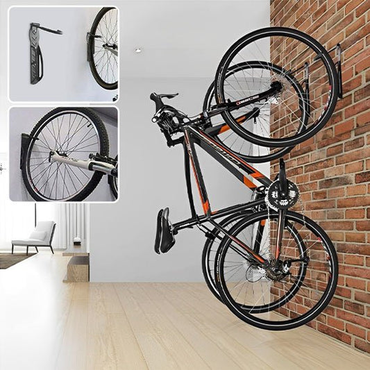 deux velos aligner verticalement au mur de brique interieur de maison avec support velo