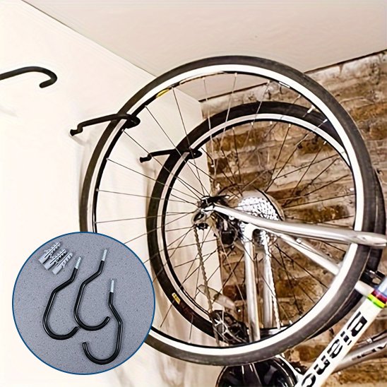 deux velos suspendu au mur a la verticale un retenu par la roue avant et l autre par la roue arriere avec support velo mural noir