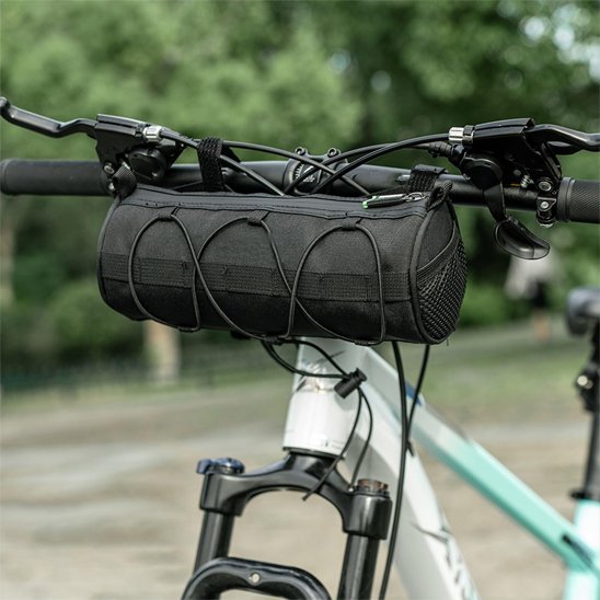 devant de velo avec sac velo cylindrique noir sur guidon dans parc