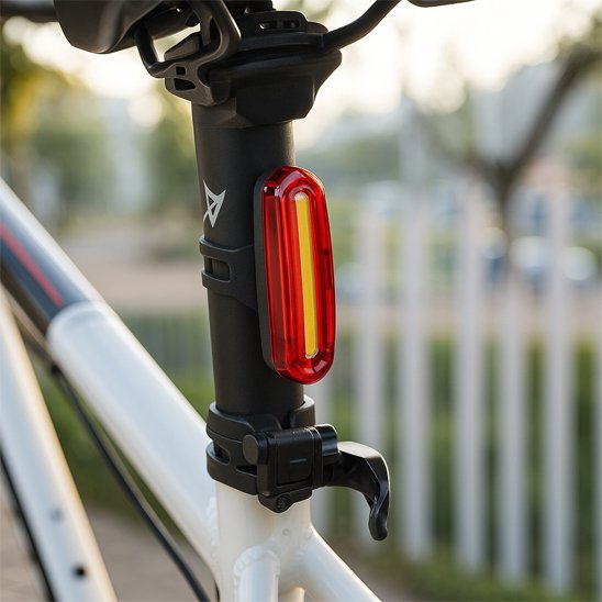 eclairage pour velo rouge sur cadre de selle
