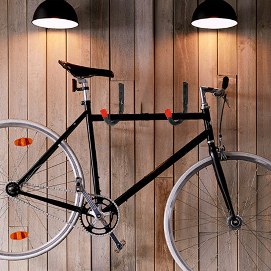velo de route noir suspendu au mur bois de grange avec crochets support mural pour velo