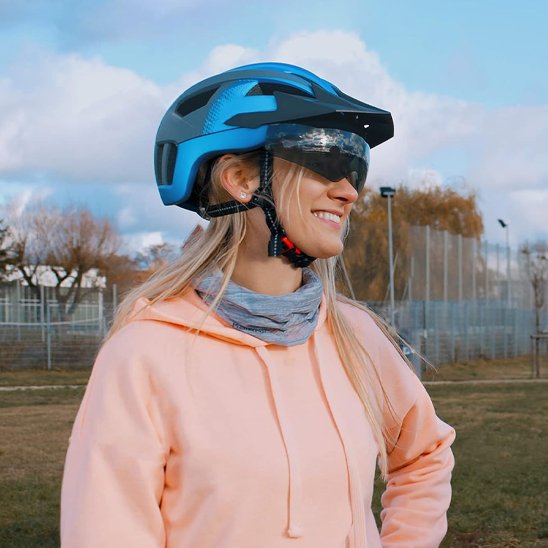 femme cycliste avec casque velo visiere 