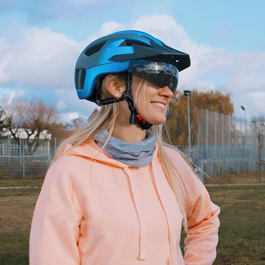 femme cycliste avec casque velo visiere 