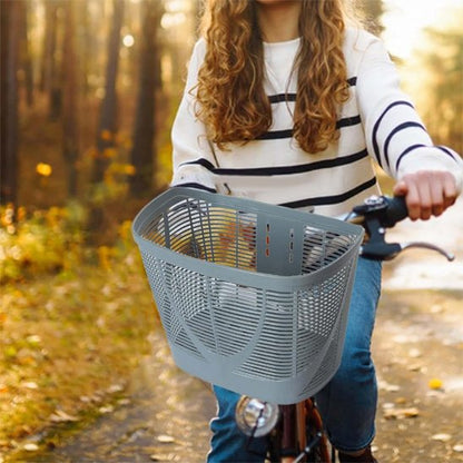 femme cycliste dans parc boise ensoleille avec panier pour velo femme