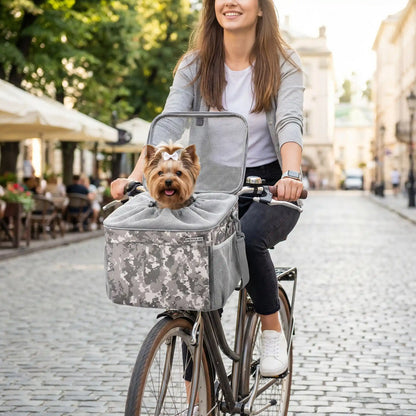 femme cycliste en ville avec Yorkshire Terrier dans panier pour velo chien