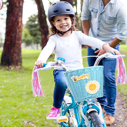 fillette sur velo bleu avec ensemble panier a velo bleu personnalisé d'autocollant, rubans decoratifs et sonnette