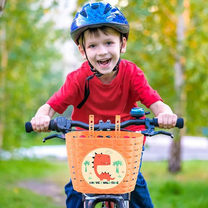 garcon souriant sur velo dans parc ensoleille avec casque bleu et velo panier orange autocollant dinausore