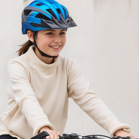 jeune cycliste avec casque velo bleu