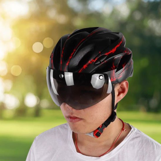 Jeune cycliste avec casque velo visiere 