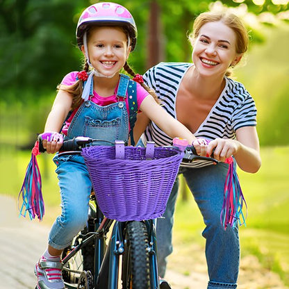 mere pres de fillette dans parc sur velo bleu avec ensemble panier a velo violet avec rubans decoratifs pour guidon et sonnette