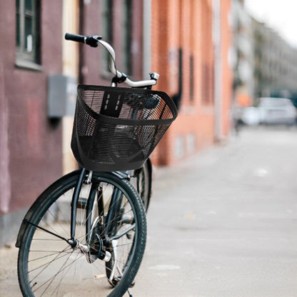 panier pour velo femme noir sur velo urbain stationne pres de buildings