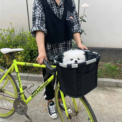 paniers velos portant petit chien blanc