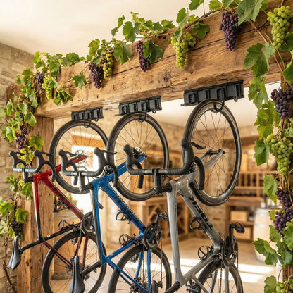 plusieurs-velos-suspendus-verticalement-sur-poutre-bois-massif-par-velo-support-mural
