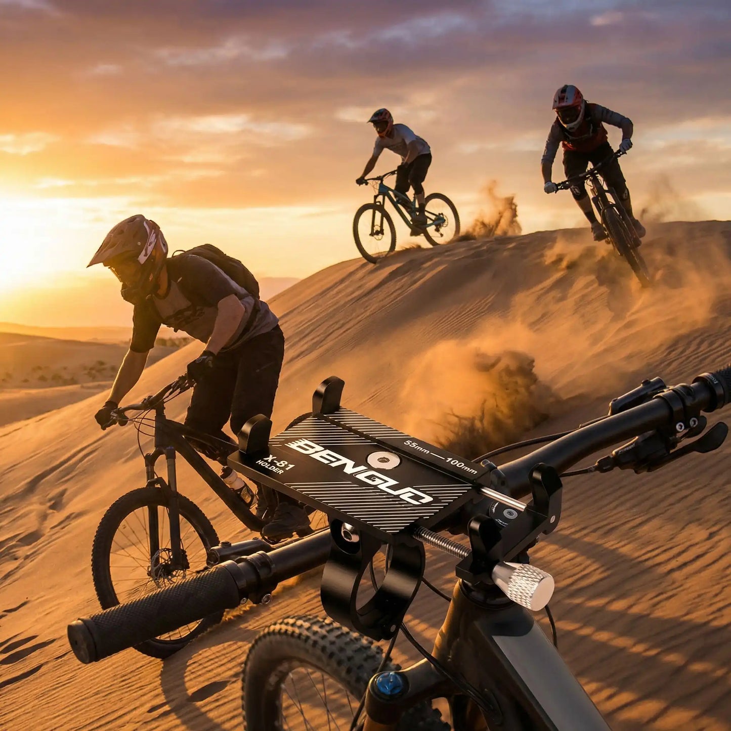 plusieurs_cycliste_vtt_desert_descente_coucher_soleil_avec_support_pour_smartphone_vtt