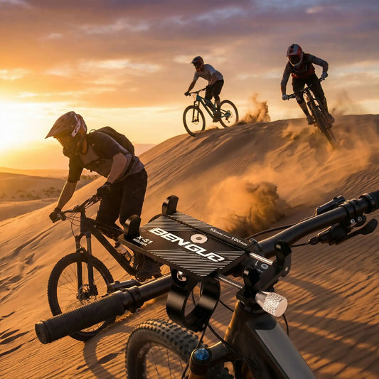 plusieurs_cycliste_vtt_desert_descente_coucher_soleil_avec_support_pour_smartphone_vtt