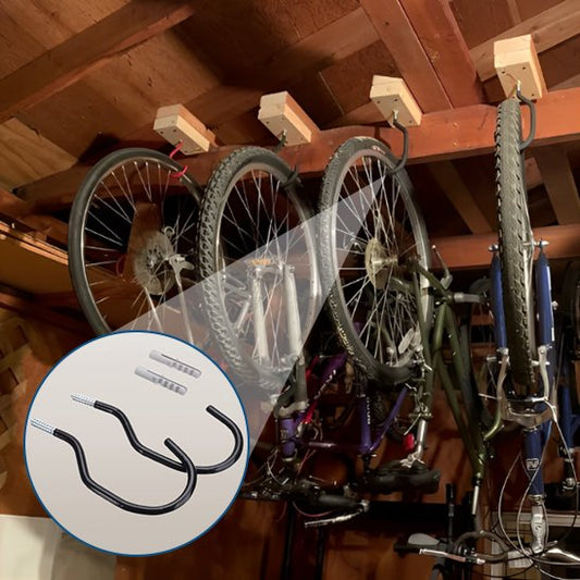 plusieurs velos suspendus par roues a l envers horizontalement par support velo mural dans grange au plafond