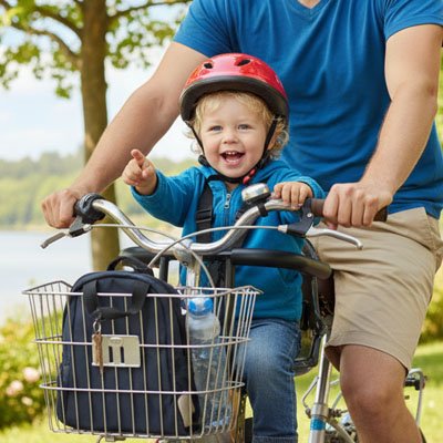 Porte bebe velo entourant l'entierete de l'enfant