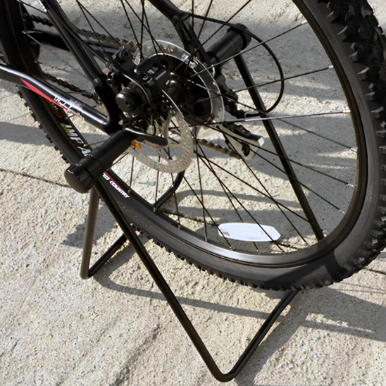 rack_a_velo_support_noir_pour_entretien_velo_sur_sable_avec_roue_velo_arrier