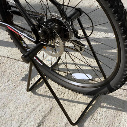 rack_a_velo_support_noir_pour_entretien_velo_sur_sable_avec_roue_velo_arrier