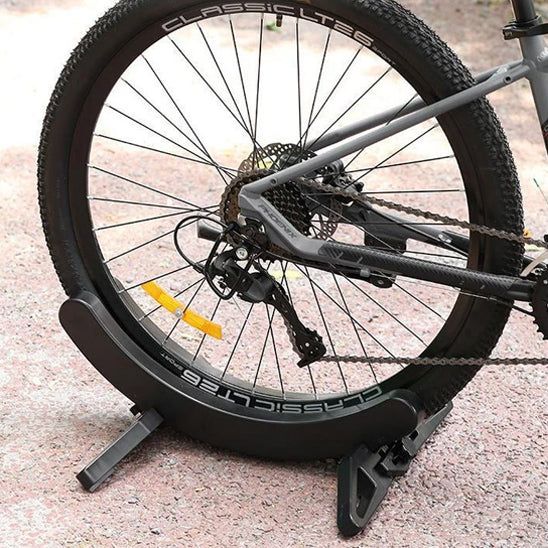 roue_arriere_velo_dans_support_velo_sol_exterieur_noir