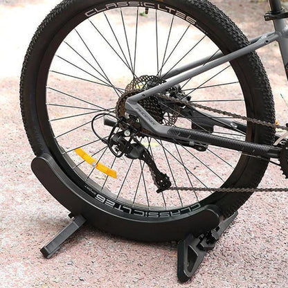 roue_arriere_velo_dans_support_velo_sol_exterieur_noir