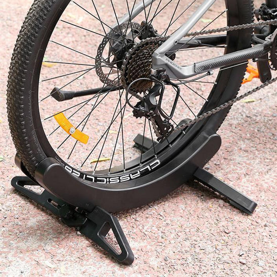 roue_arriere_velo_montagne_dans_support_velo_sol_noir_discret_petit