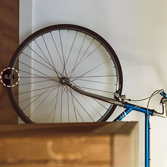 roue avant velo vertical bleu appuyer mur retenu par support velo minimaliste