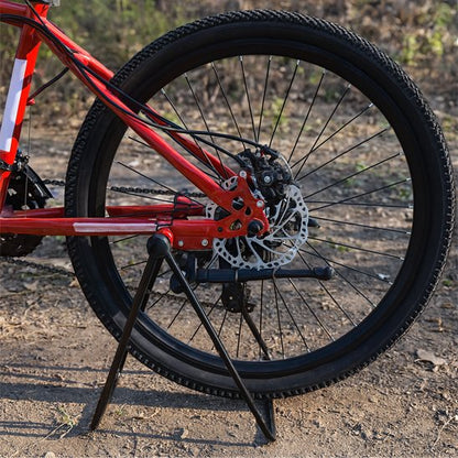 roue velo arriere dans rack a velo fixe noir et rouge pour entretien exterieur