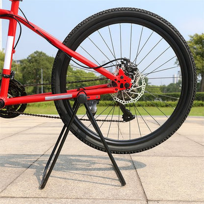 roue velo arriere suspendue dans rack a velo fixe noir pour entretien rapide