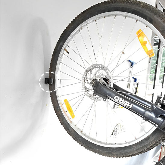 roue velo retenu au mur par miniature support velo
