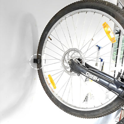 roue velo retenu au mur par miniature support velo