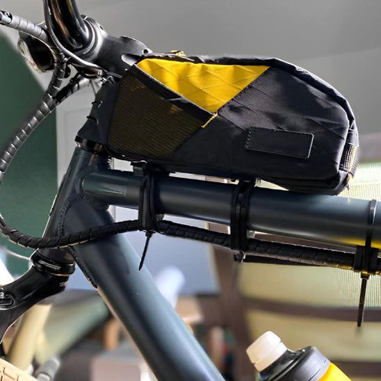 sac_velo_noir_et_jaune_sur_cadre_velo_de_routee