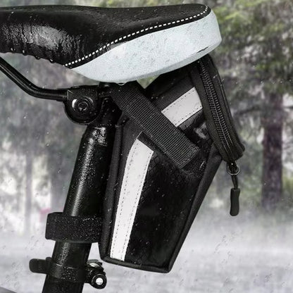 sacoche de selle arriere sur velo sous pluie dans parc