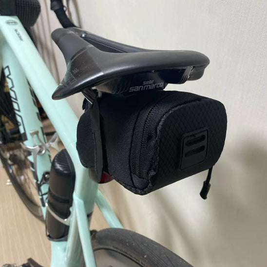 sacoche de selle noire sous selle velo vert