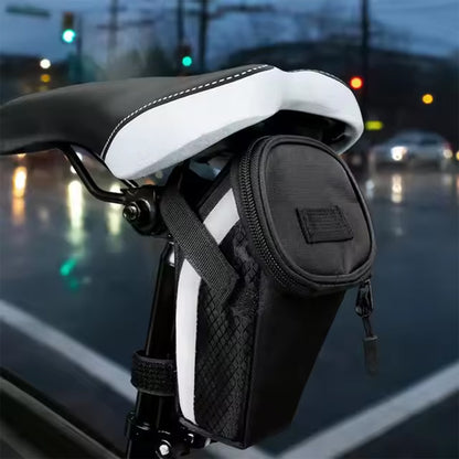 sacoche de selle sur velo devant intersection nuit reflechissante