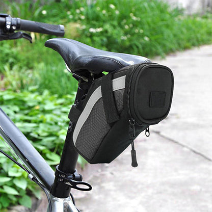 sacoche de selle sur velo route dans parc ensoleille