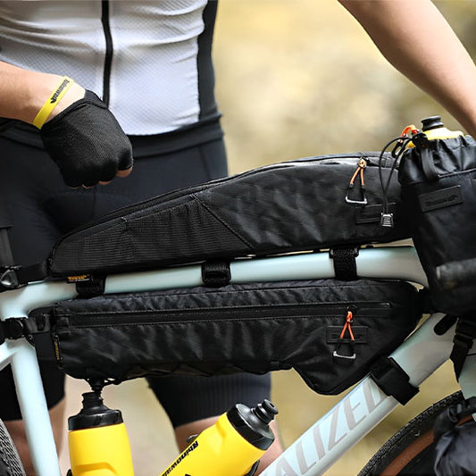 sacoche cadre velo noir sur cadre centrale velo avec cycliste en montagne
