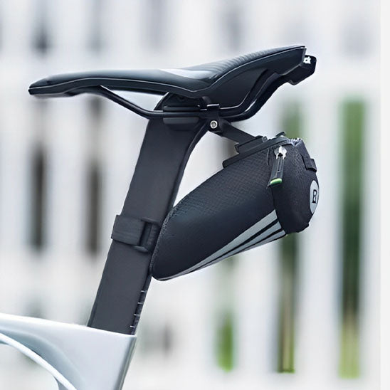 sacoche_de_selle_avec_attache_rigide_et_velcro_sur_siege_veloo