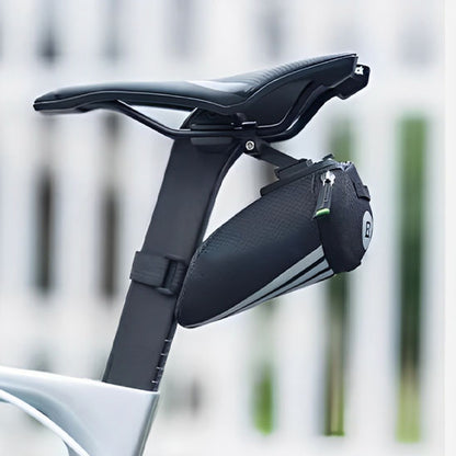 sacoche_de_selle_avec_attache_rigide_et_velcro_sur_siege_veloo