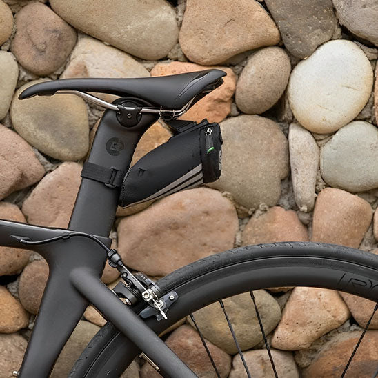 sacoche_de_selle_noir_reflechissante_sur_selle_velo_noir