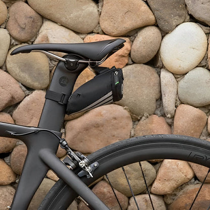 sacoche_de_selle_noir_reflechissante_sur_selle_velo_noir