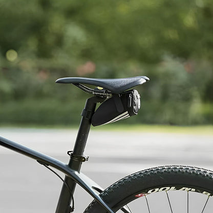 sacoche_de_selle_sur_siege_velo_noire_devant_verdure