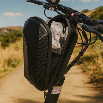sacoche velo guidon noire impermeable entre ouverte avec clees et essentiels interieur