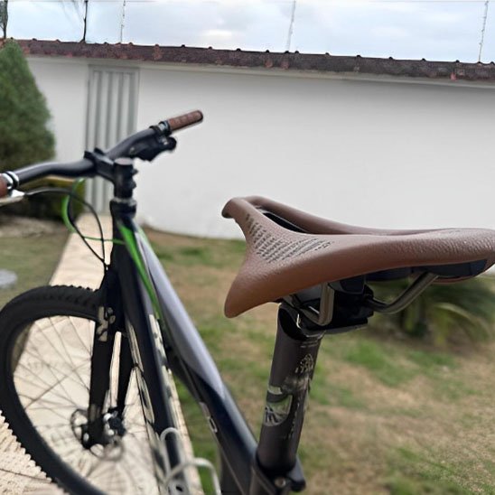 Selle de velo marron sur velo noir