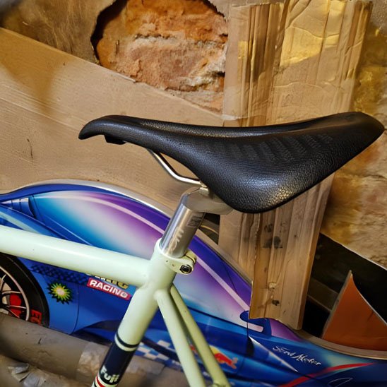 Selle de velo noire en angle